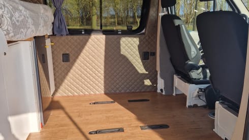 Sturdy camper van with 2-5 seats, compact yet spacious!