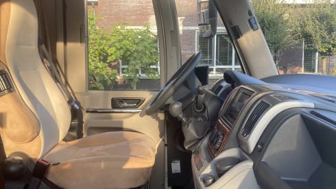 4p Hymer B 674 SL integrated from 2009 including length beds and fold-down bed