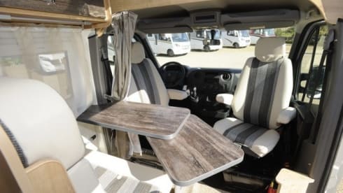 Campie – Campie - Super fun Campervan Renault Master Font Vendome 