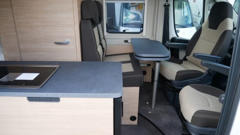 Carado 5.40 meter Buscamper, 2 sleeping - 4 seats.