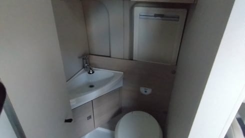 Compacte camper met fietsendrager handig voor een weekendje met 2