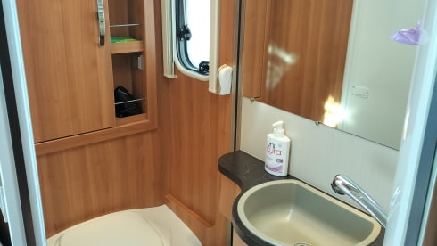 Kievit – 2p Hymer semi-integrated from 2010 (with room for 3rd person)