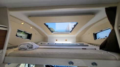 XL 670 SL – Very spacious Adria alcove camper with air conditioning