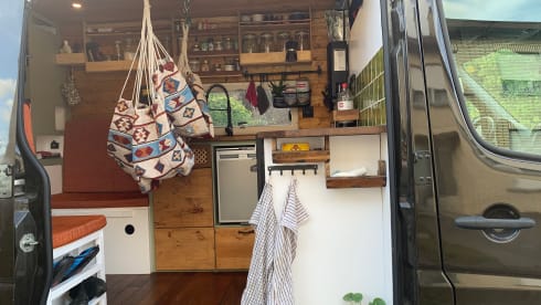 Canela  – 3p Mercedes-Benz campervan uit 2017