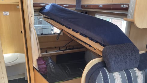3p. Compact, complete and comfortable Sunroof Dethleffs semi-integrated.