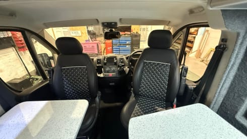 Elle2 – 4 berth Citroën Relay campervan 