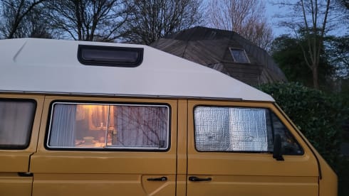 CHICO – cozy, neat, canary yellow oldtimer VW T3 for rent!