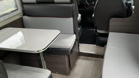 Beautiful, spacious and luxurious camper with awning and air conditioning for the whole family (6 pers