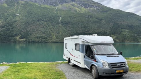 Very neat complete Ford Carado 4 persons