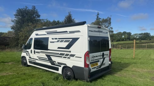 3 berth, 3 seatbelts, fixed bed, has many home comforts – 3 berth Citroën campervan from 2014
