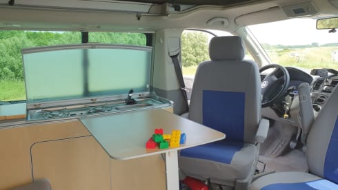 Spaceship – Nice 4p Volkswagen T5 California bus from 2007