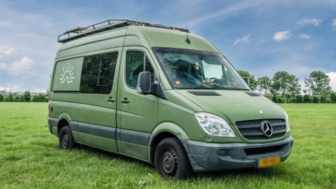 Stef – Cozy Off-grid Mercedes Campervan