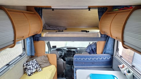 Familie camper met 6 gordels en 8 slaapplaatsen incl inventaris 
