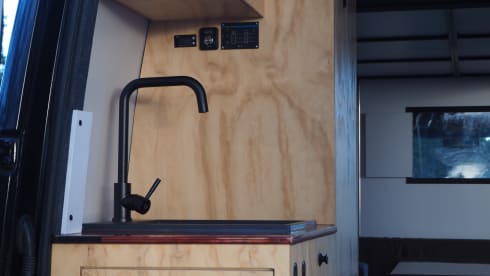 De Craftallic – 3-person camper van with lift bed