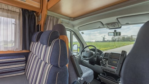 Dethleffs Advantage  – 4 person camper with bunk beds and air conditioning from 2011