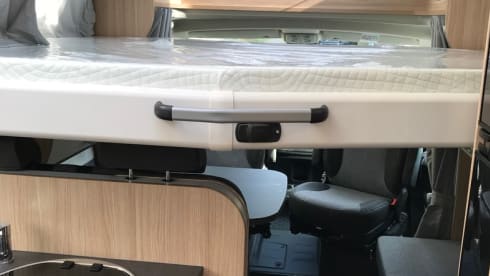 9/14 – Luxury automatic camper with 2-person queen bed!