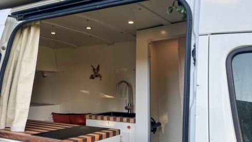 Albatros – De ultieme off-grid buscamper: binnendouche, elektrisch koken en meer