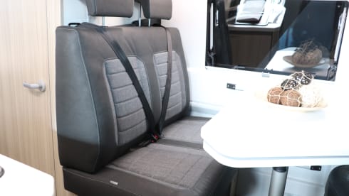 Roadhouse camperverhuur naam Surfer House – New Adria Mobil 2023 bus camper