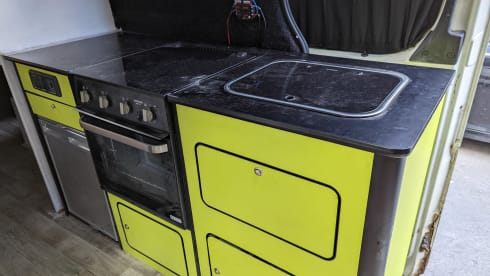 Vanessa – Cozy, well kitted van with a full size double bed