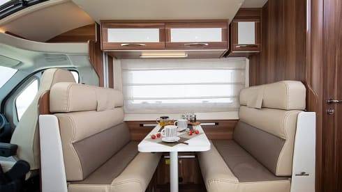 Rewind – Escapade familiale de luxe : camping-car moderne à 6 couchettes prêt pour l'aventure !