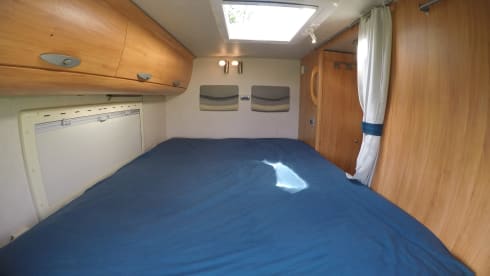 Gezellige en complete – 5-person Adria Mobil alcove > (electric) bicycles inside the garage