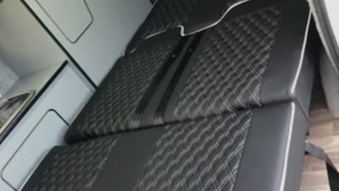 Gino D'Campo – Meet Gino D'Campo, a cosy 2 berth Vauxhall Vivaro Campervan from 2006