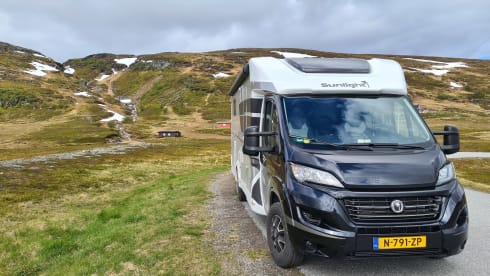 Beautiful Sunlight T68 Adventure Edition AUTOMATIC with spacious single beds.