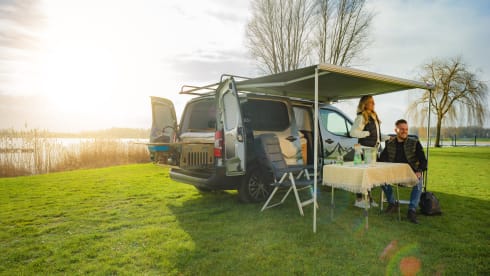 Hank – Fuel-efficient Toyota Escape Van bj2022