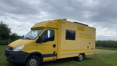 Frenkie de Postkoffer – Luxe DHL camper 