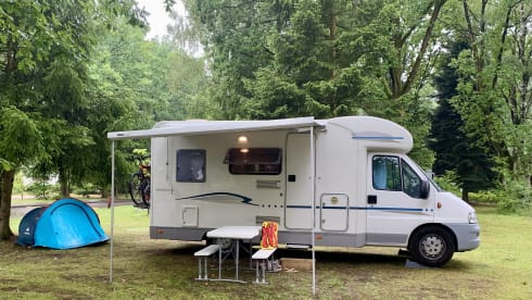    Comfortabele familiecamper met luifel, douche & fietsendrager uit 2006