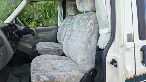 TOM – 5 berth VW T25 Autosleeper Topaz w/ KITCHEN, BATHROOM