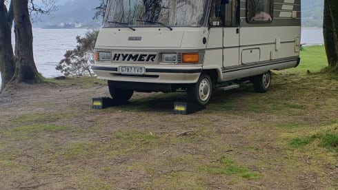 Hymer semi-integrale camper met 6 slaapplaatsen, gebouwd in 1990.