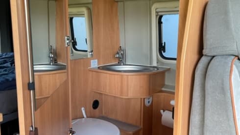 Gouden koets – An almost new Possl 2Win Plus camper from 2020, Euro6 and 141 hp