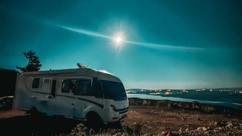 Premium integrated 5-person camper with bunk and lifting bed