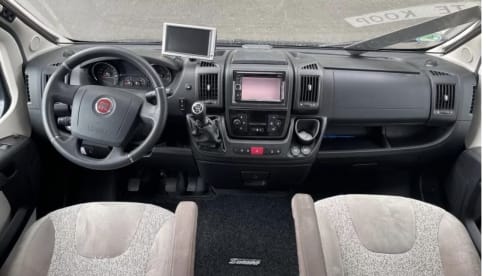 ⭐️⭐️⭐️ 2 person semi-integrated camper queen bed ⭐️⭐️⭐️ 