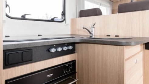 Sunlight T68 – Hele mooie ruime 4 persoons Sunlight camper uit 2018, veel bergruimte.