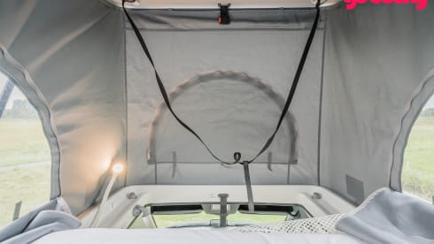 Hymer CrossOver with sleeping roof 4p. 