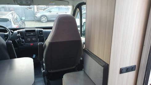 Enjoy our compact, young and luxurious camper (2021)