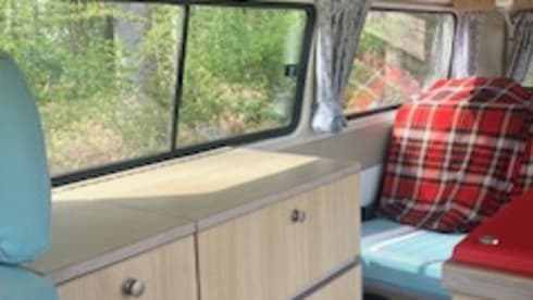 Betty – Volkswagen campervan met 4 slaapplaatsen uit 1976