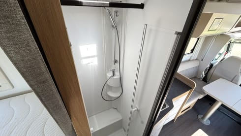 Joep – Fijne Adria camper voor 4 personen