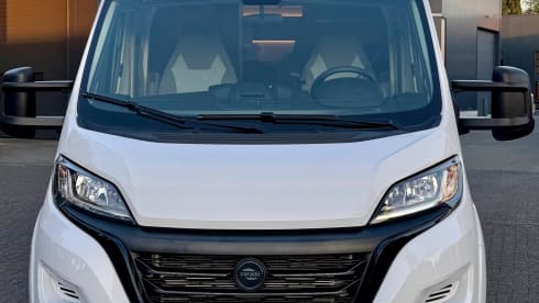Fiat automatic Carado t447 pro +2023 semi-integrated 4p