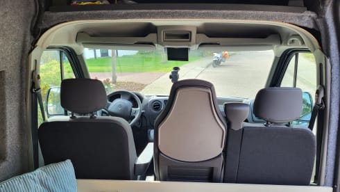 Cool, cozy 3p Renault Master campervan from 2017