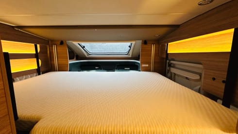 Prachtige Mercedes Benz 4 personen camper  – Uit gerust met Starlink satelliet internet 