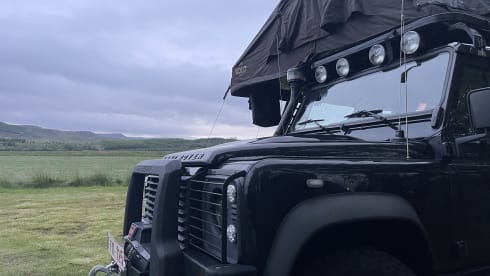 Black Betty – Defender 130 with two rooftop tents