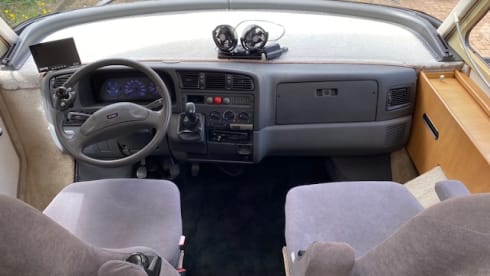 Beautiful camper with XXL garage and super layout!