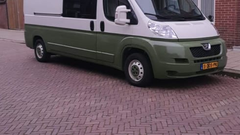 Ollie – 2p Peugeot bus from 2014