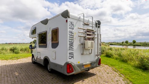Knaussie – Wonderful compact alcove camper with 4 sleeping places
