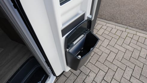 Location de camping-car semi-intégré de luxe Benimar – automatique – 5 places – 2026