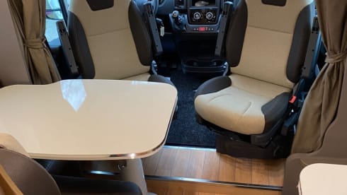 Luxe Etrusco Automaat met enkele bedden/hefbed ,grote garage