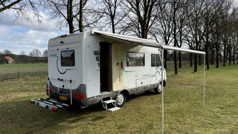 Discover freedom with our fresh Hymer B 584 – with bar layout, lifting bed 